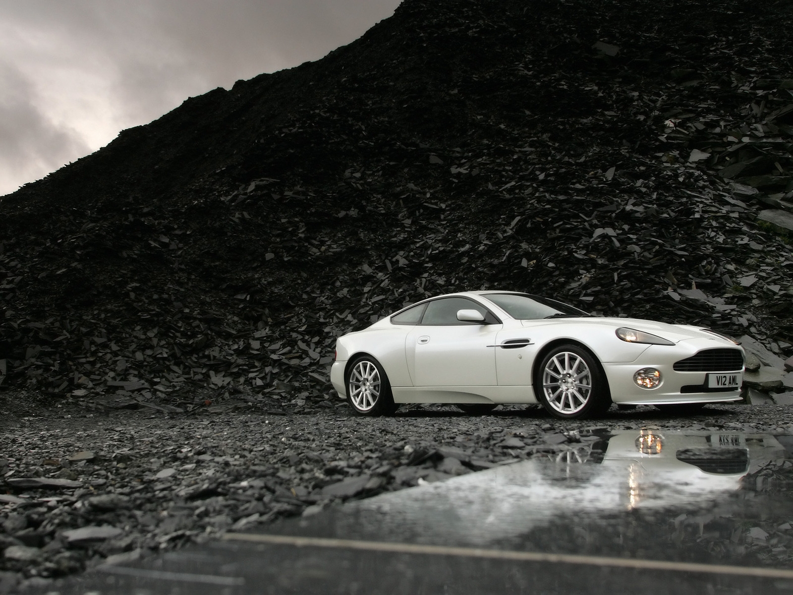 White Aston Martin Front Angle for 1600 x 1200 resolution