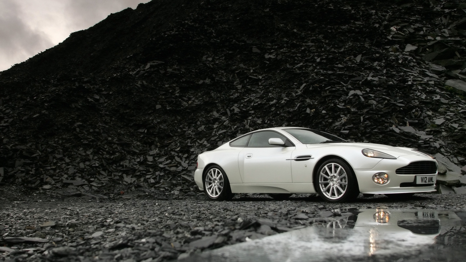 White Aston Martin Front Angle for 1600 x 900 HDTV resolution