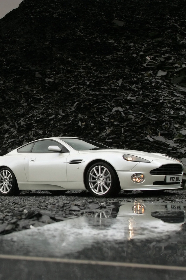 White Aston Martin Front Angle for 640 x 960 iPhone 4 resolution