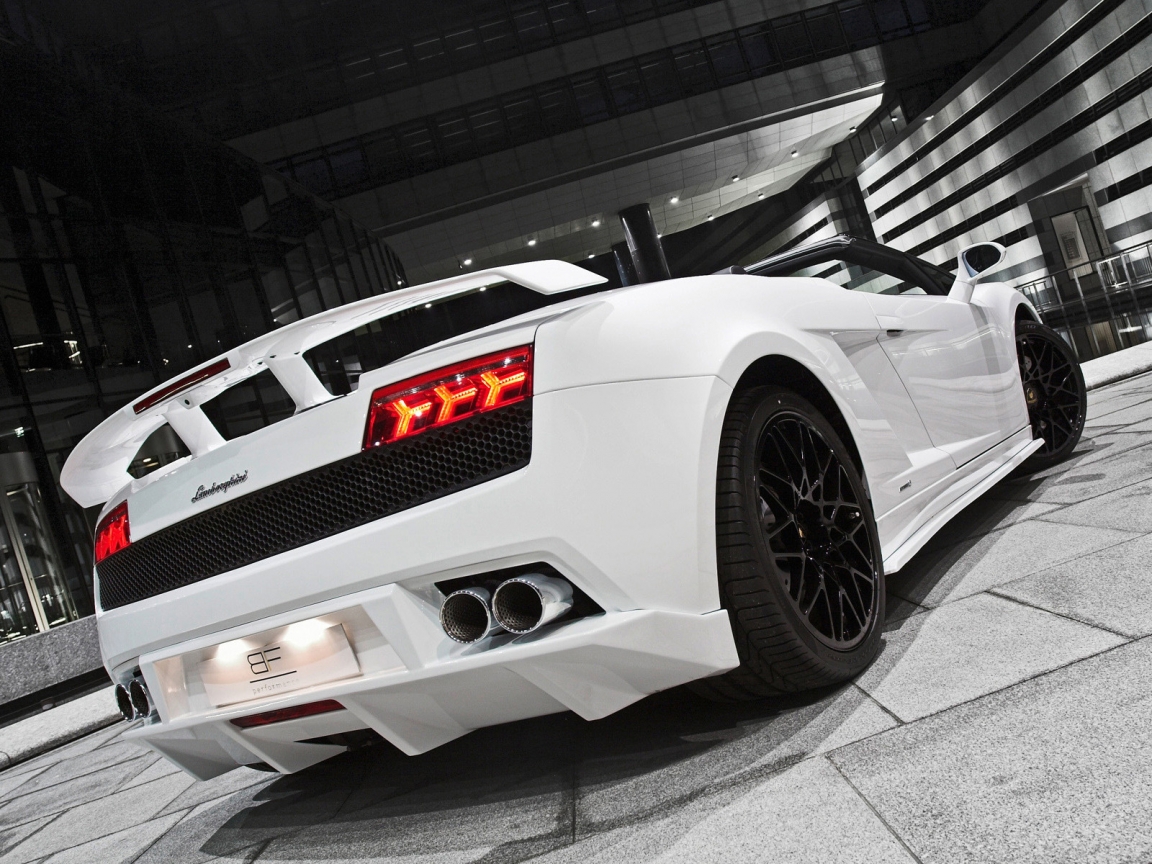 White Lamborghini Coupe for 1152 x 864 resolution