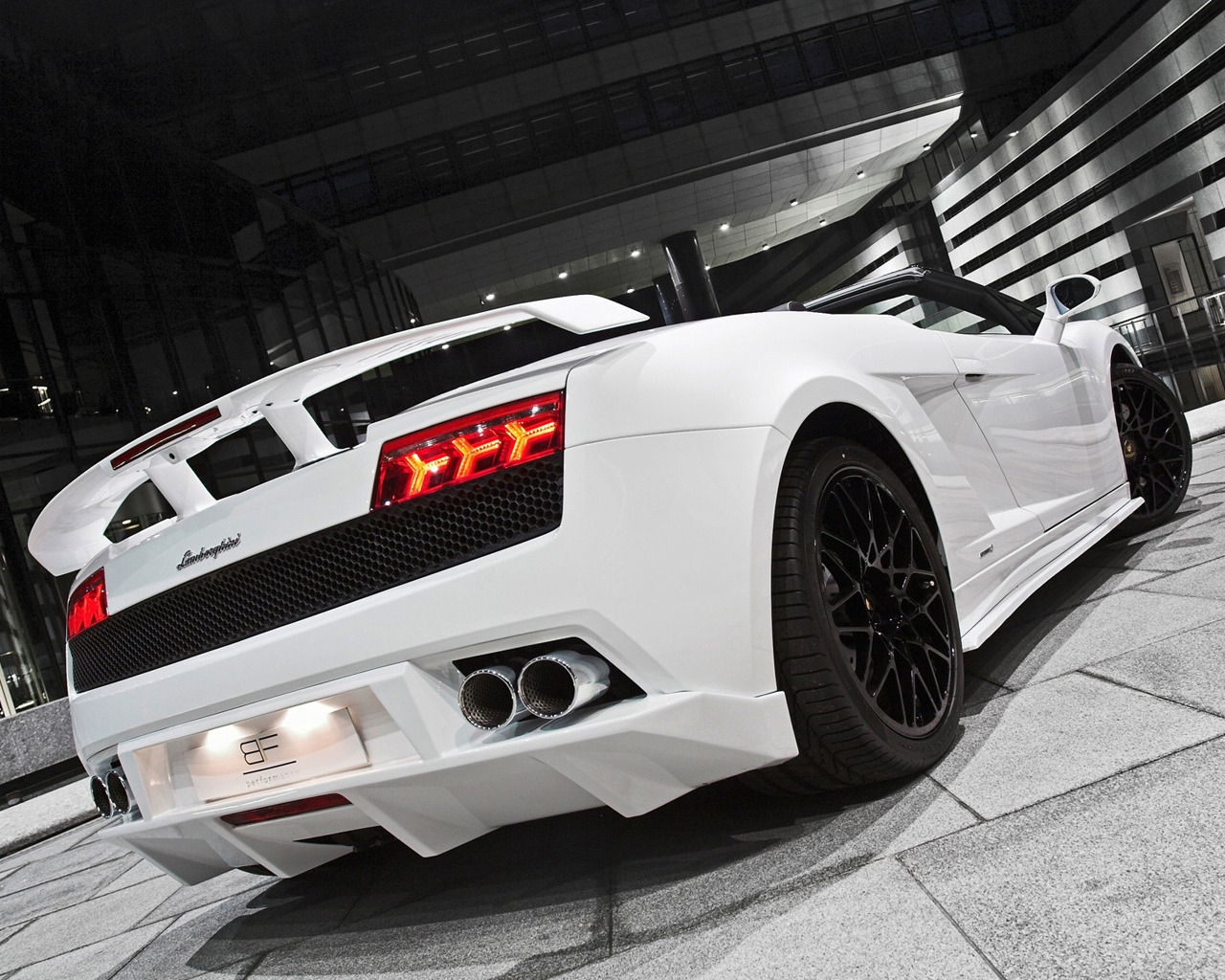 White Lamborghini Coupe for 1280 x 1024 resolution