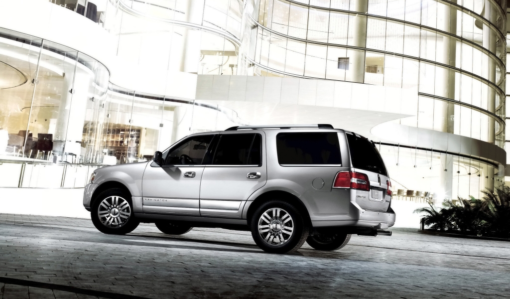 White Lincoln Navigator 2011 for 1024 x 600 widescreen resolution