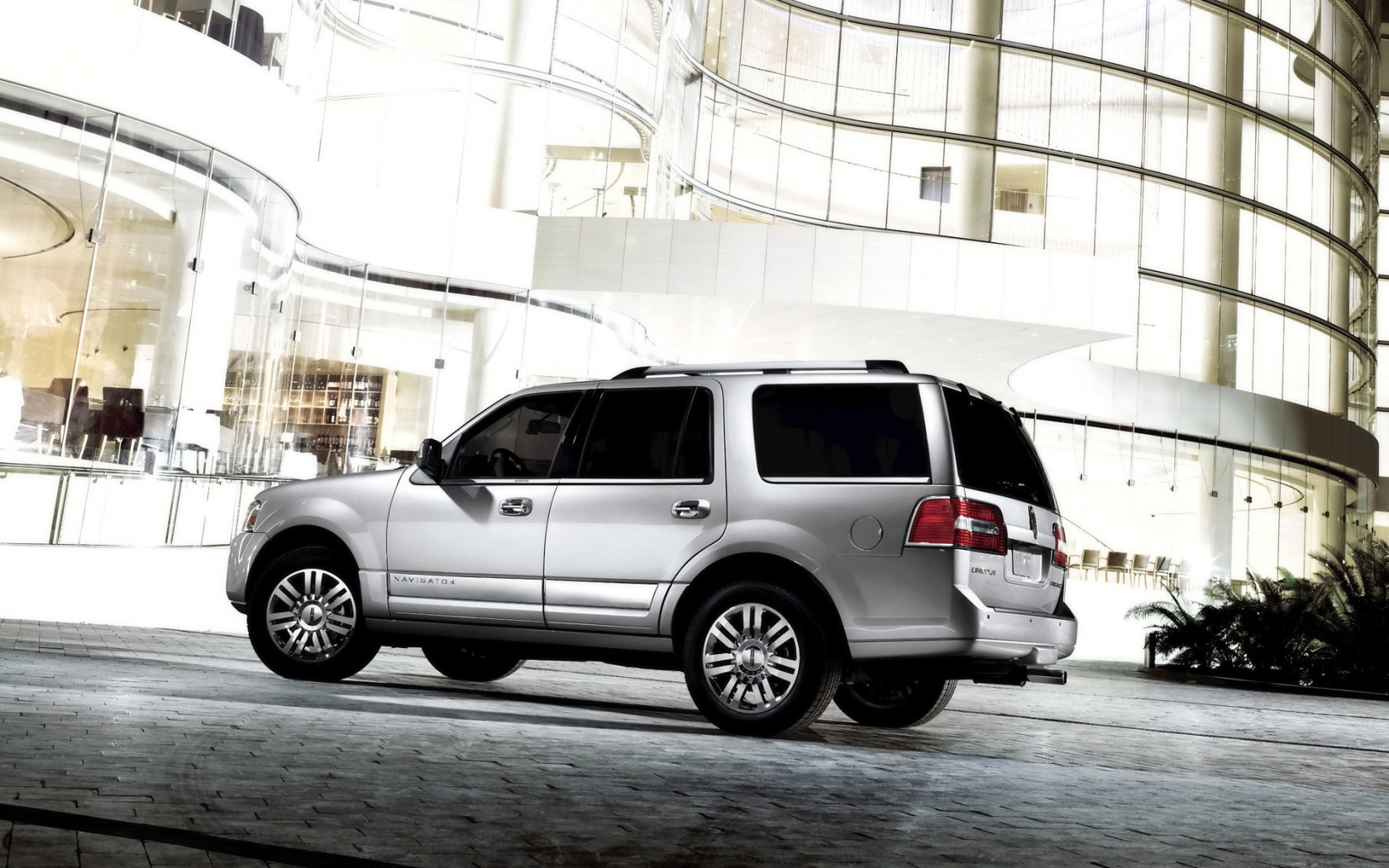 White Lincoln Navigator 2011 for 1680 x 1050 widescreen resolution