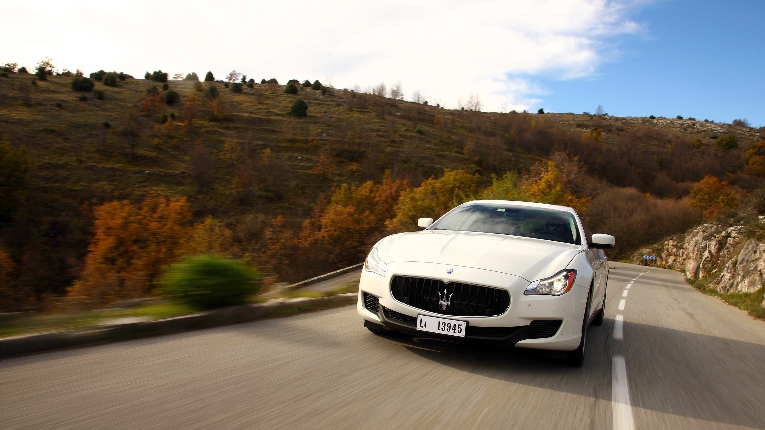 White Maserati Quattroporte  for 2560x1440 HDTV resolution