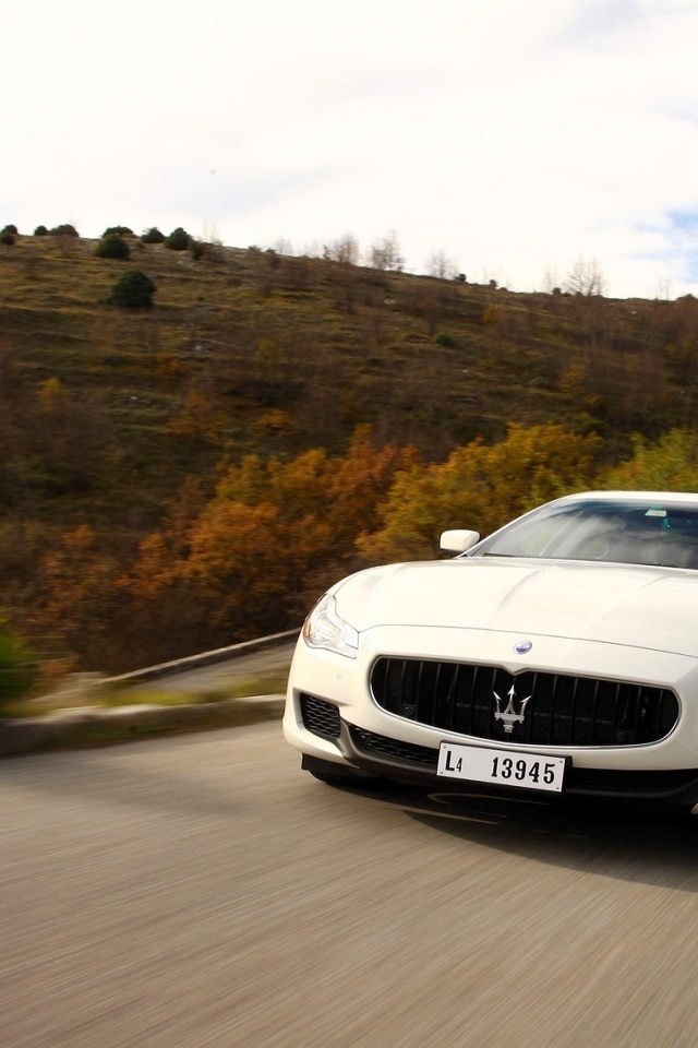 White Maserati Quattroporte  for 640 x 960 iPhone 4 resolution