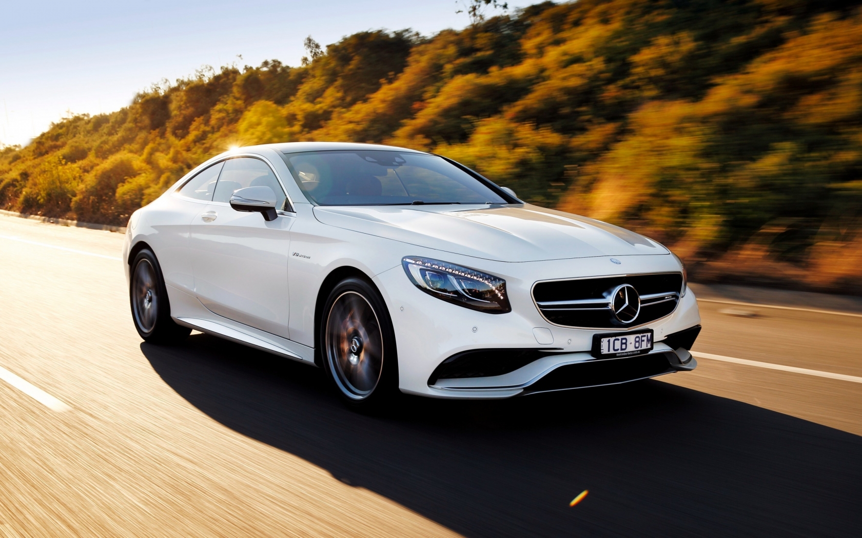 White Mercedes Benz S63 AMG for 1680 x 1050 widescreen resolution