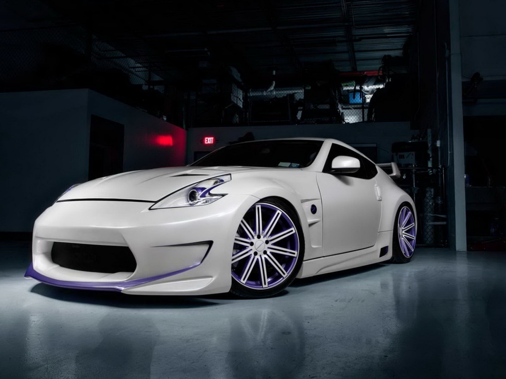 White Nissan 370Z for 1024 x 768 resolution