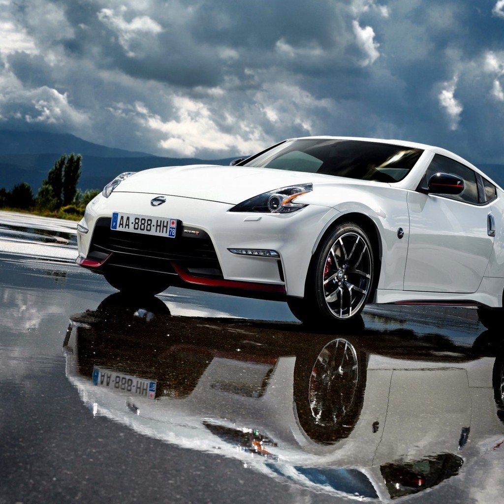 White Nissan 370Z Reflections for 1024 x 1024 iPad resolution