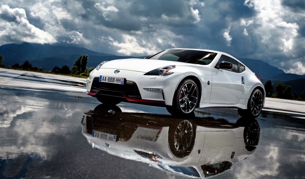 White Nissan 370Z Reflections for 1024 x 600 widescreen resolution