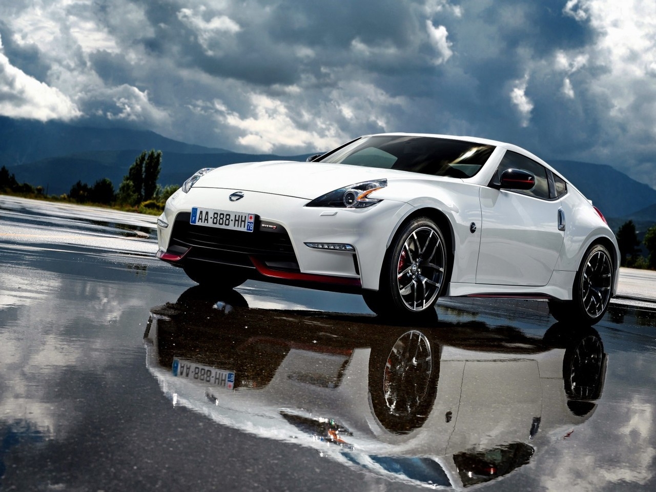 White Nissan 370Z Reflections for 1280 x 960 resolution
