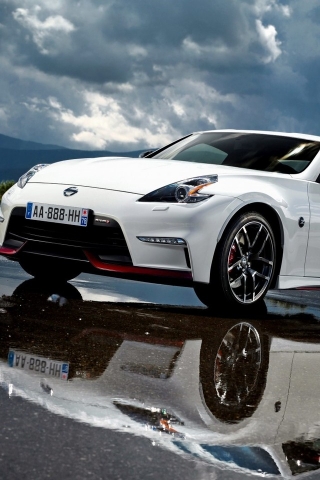 White Nissan 370Z Reflections for 320 x 480 iPhone resolution