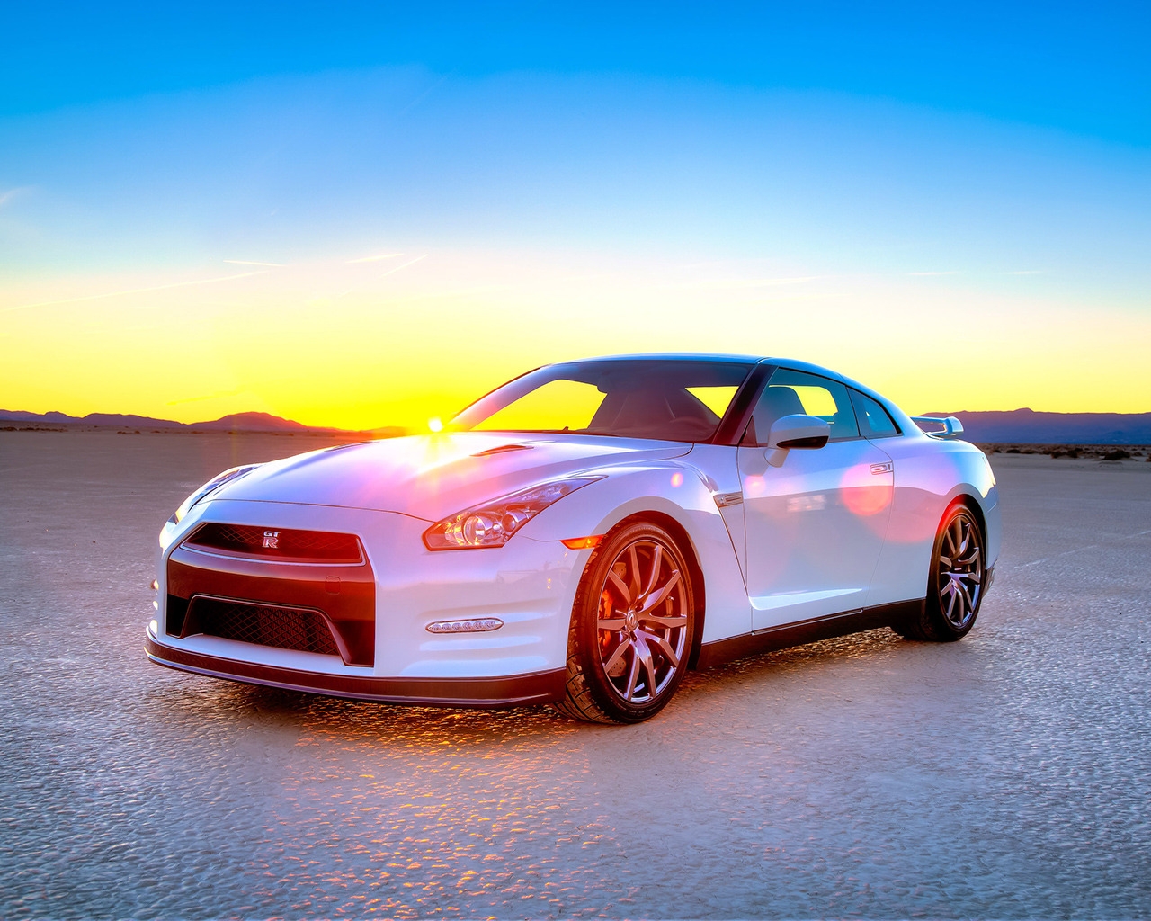 White Nissan GT-R 2014 Edition for 1280 x 1024 resolution