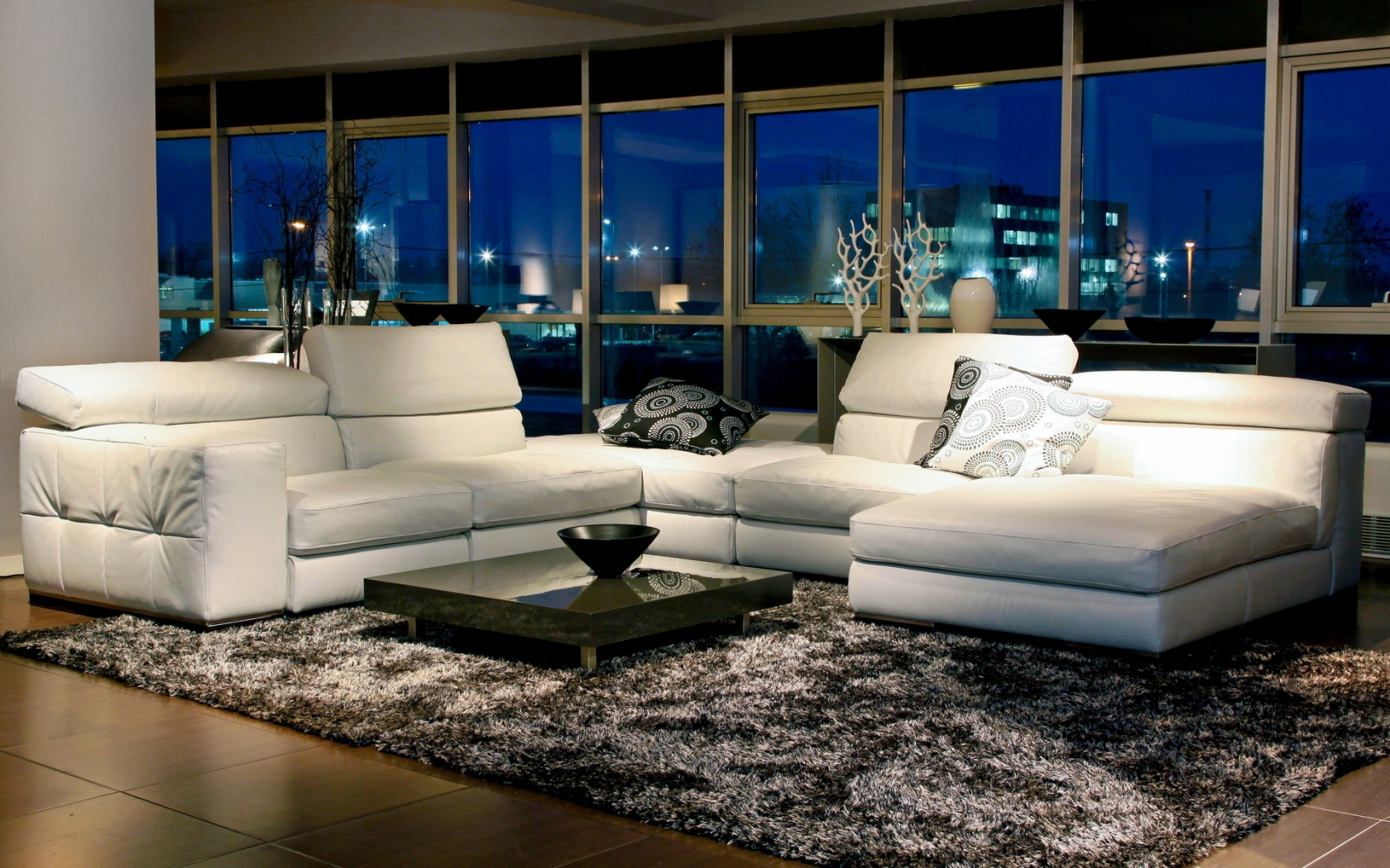 White Sofa for 1680 x 1050 widescreen resolution