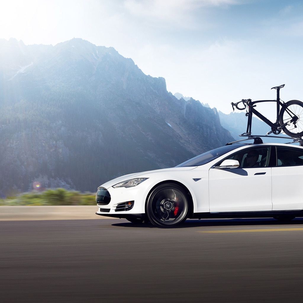 White Tesla Model S Dual Motor for 1024 x 1024 iPad resolution