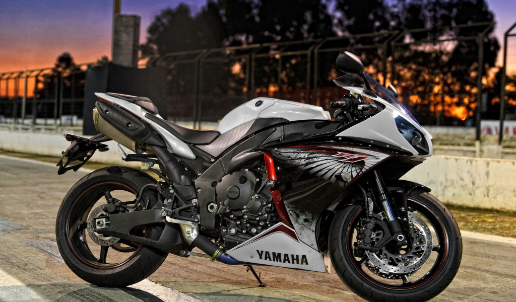 White Yamaha YZF R1 for 1024 x 600 widescreen resolution