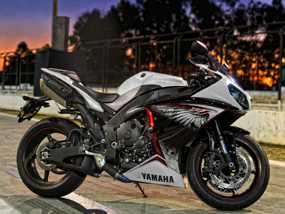 White Yamaha YZF R1 for 1152 x 864 resolution