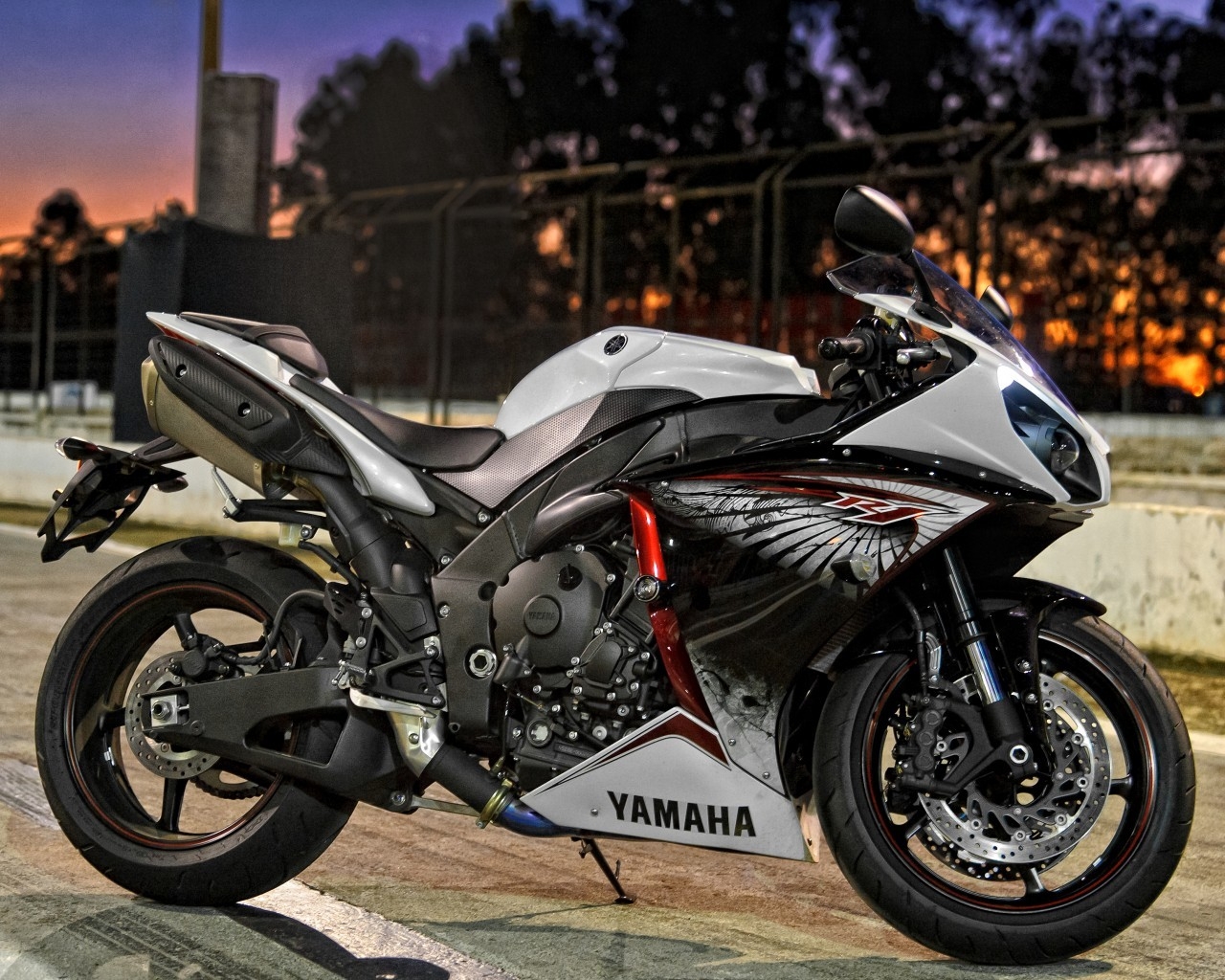 White Yamaha YZF R1 for 1280 x 1024 resolution