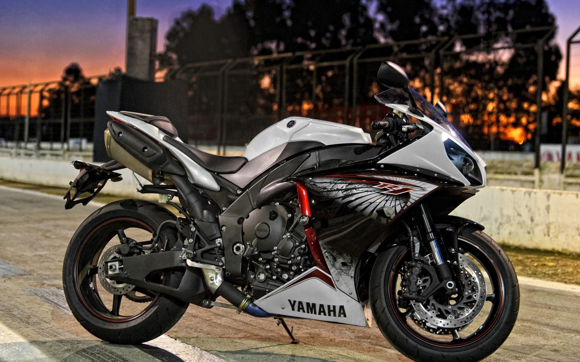 White Yamaha YZF R1 for 1920 x 1200 widescreen resolution