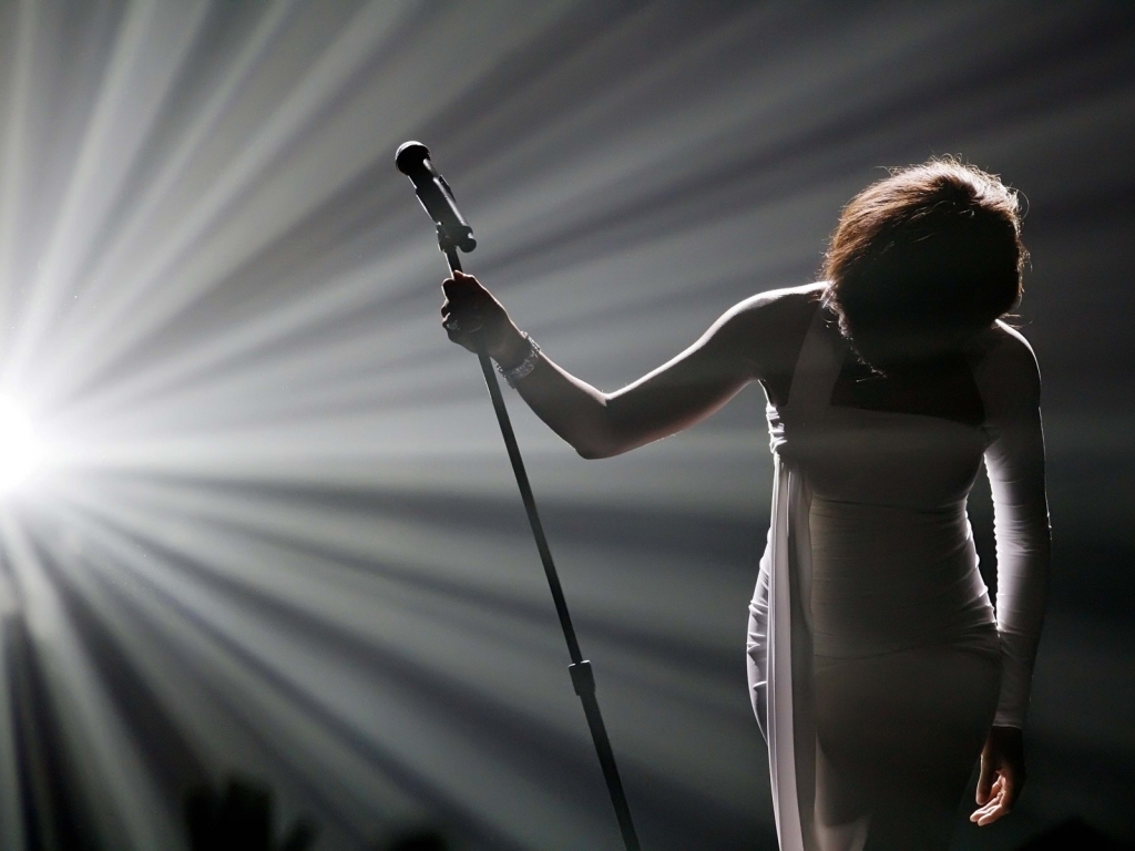 Whitney Houston for 1024 x 768 resolution