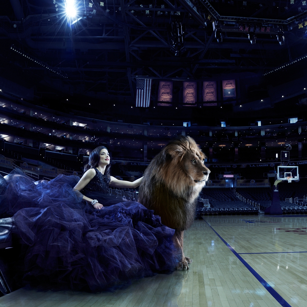 Woman and Lion for 1024 x 1024 iPad resolution