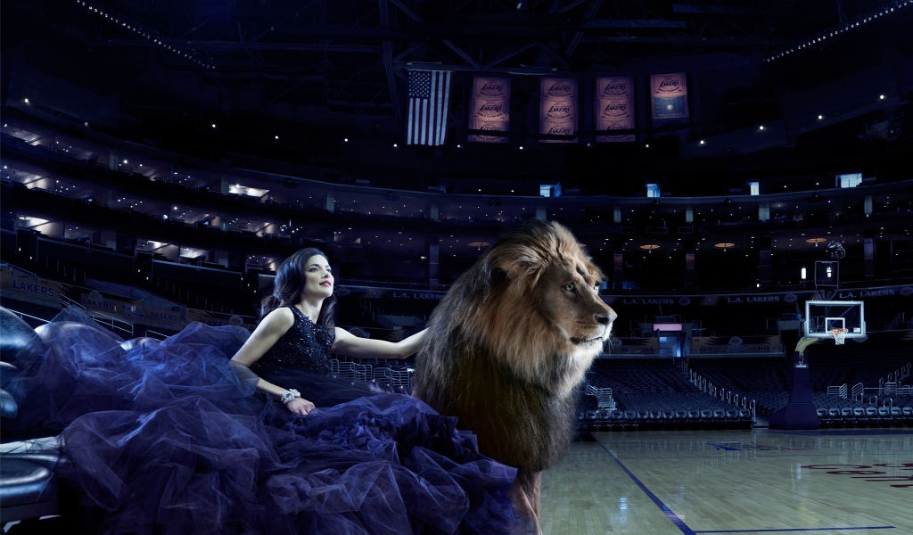 Woman and Lion for 1024 x 600 widescreen resolution