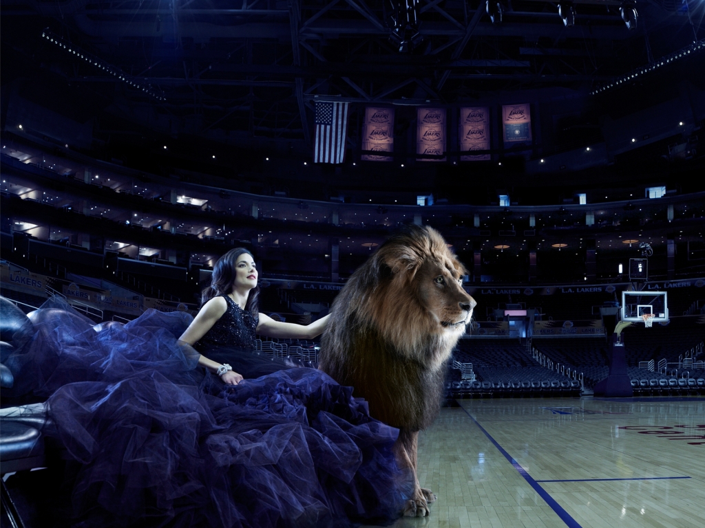 Woman and Lion for 1024 x 768 resolution