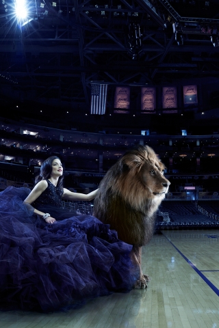 Woman and Lion for 320 x 480 iPhone resolution