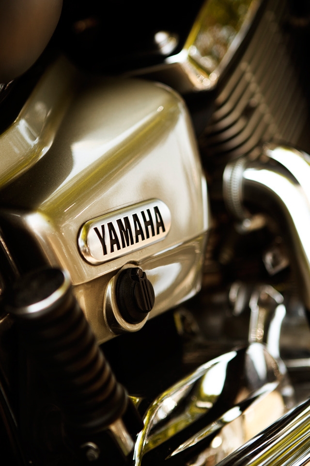 Yamaha bike Close-Up for 640 x 960 iPhone 4 resolution