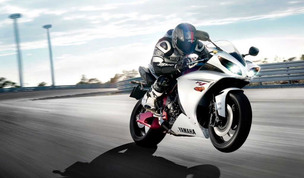 Yamaha R1 On Track for 1024 x 600 widescreen resolution