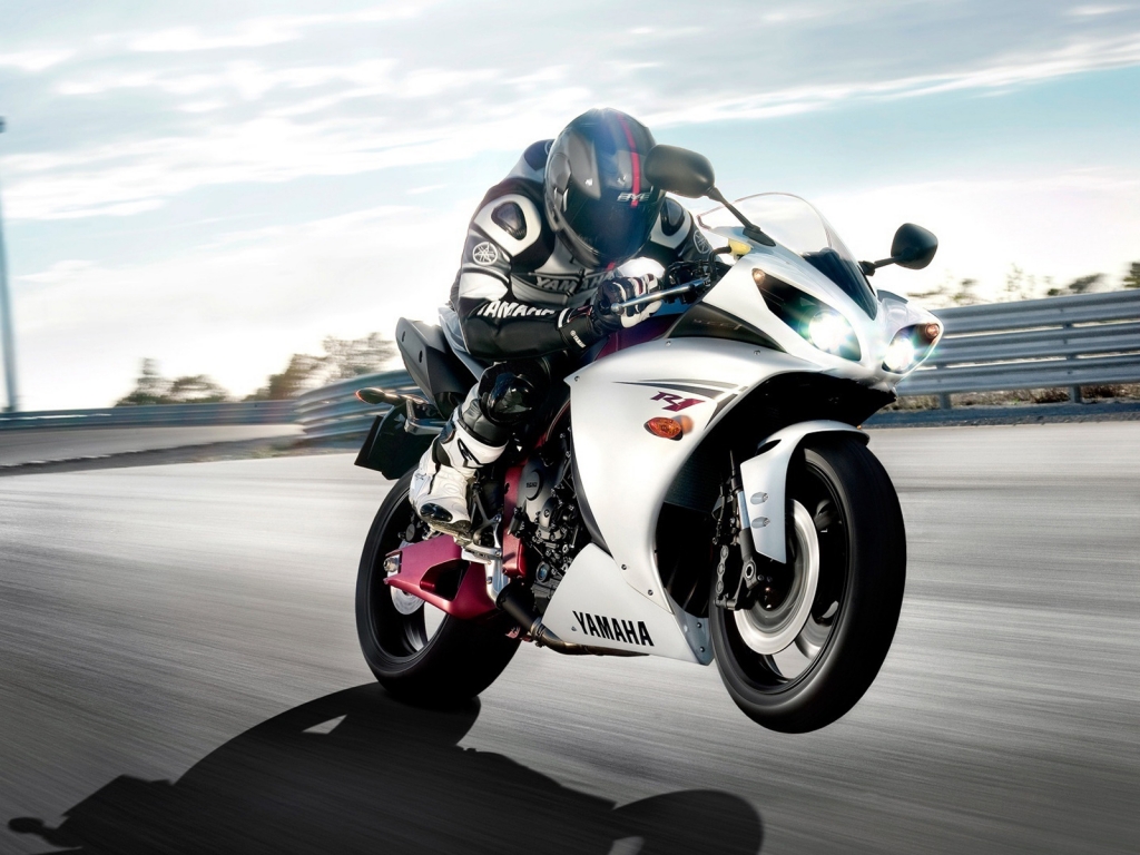 Yamaha R1 On Track for 1024 x 768 resolution