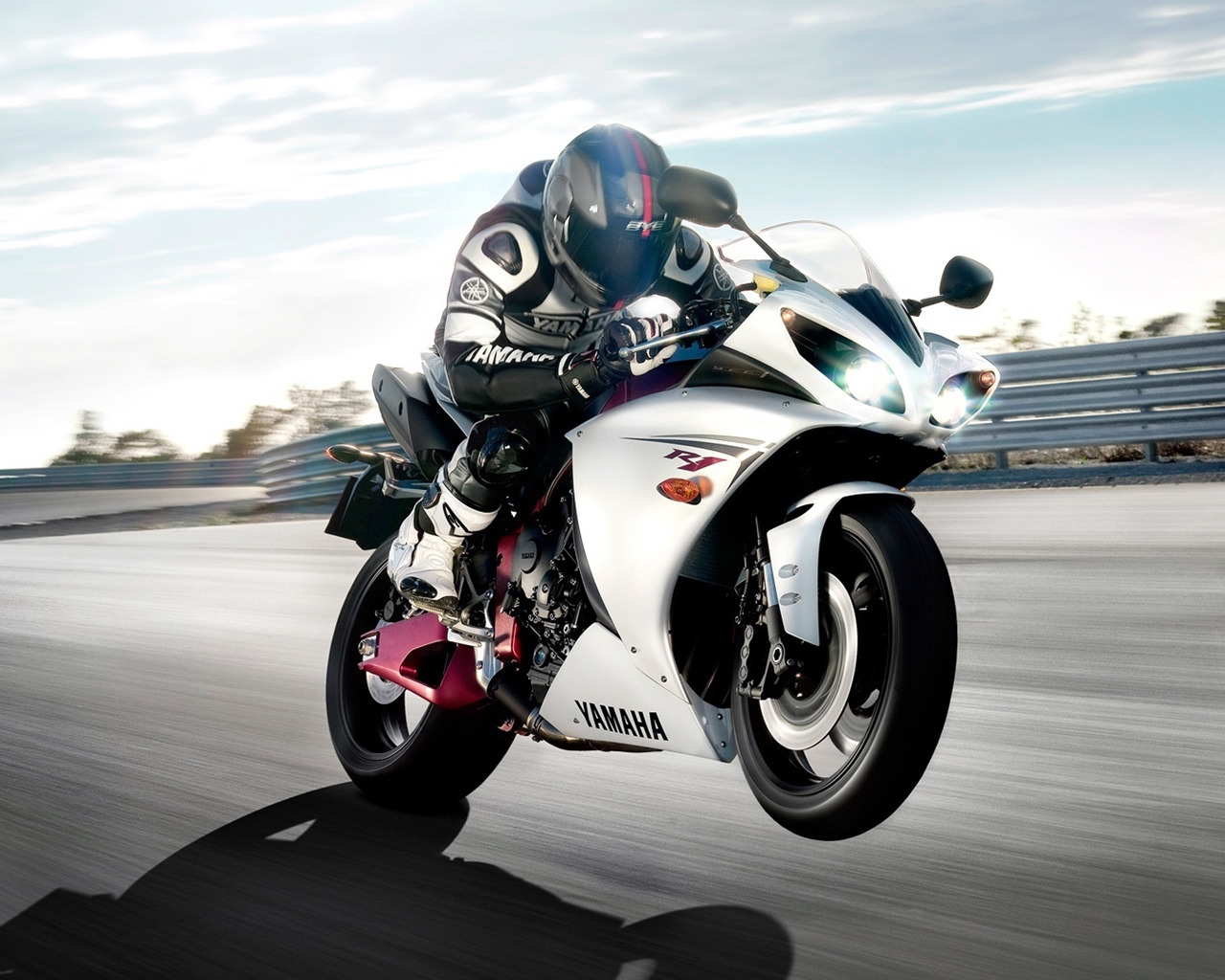 Yamaha R1 On Track for 1280 x 1024 resolution