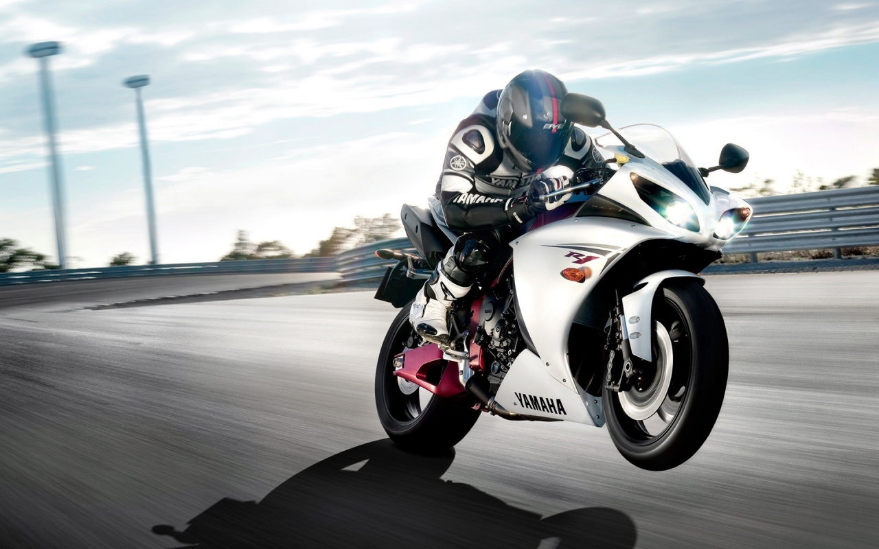 Yamaha R1 On Track for 1280 x 800 widescreen resolution