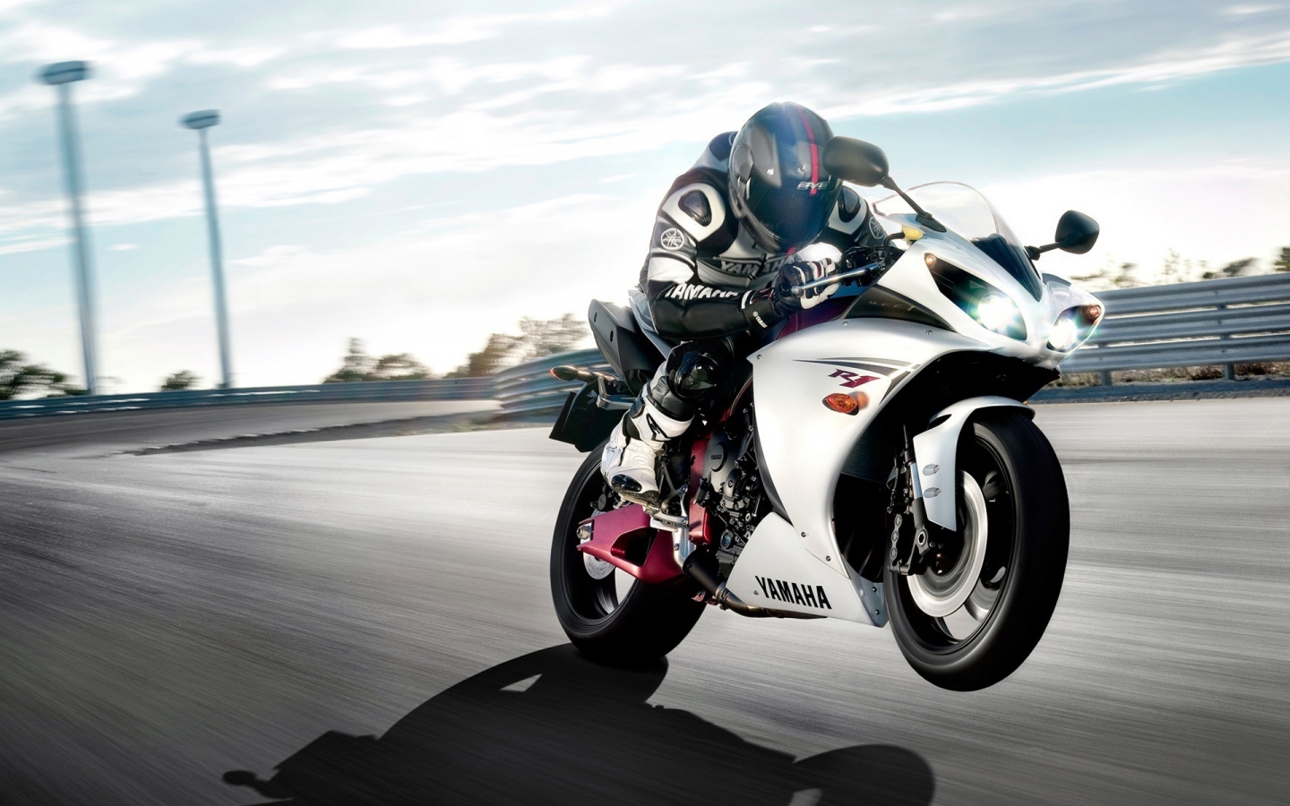 Yamaha R1 On Track for 1440 x 900 widescreen resolution