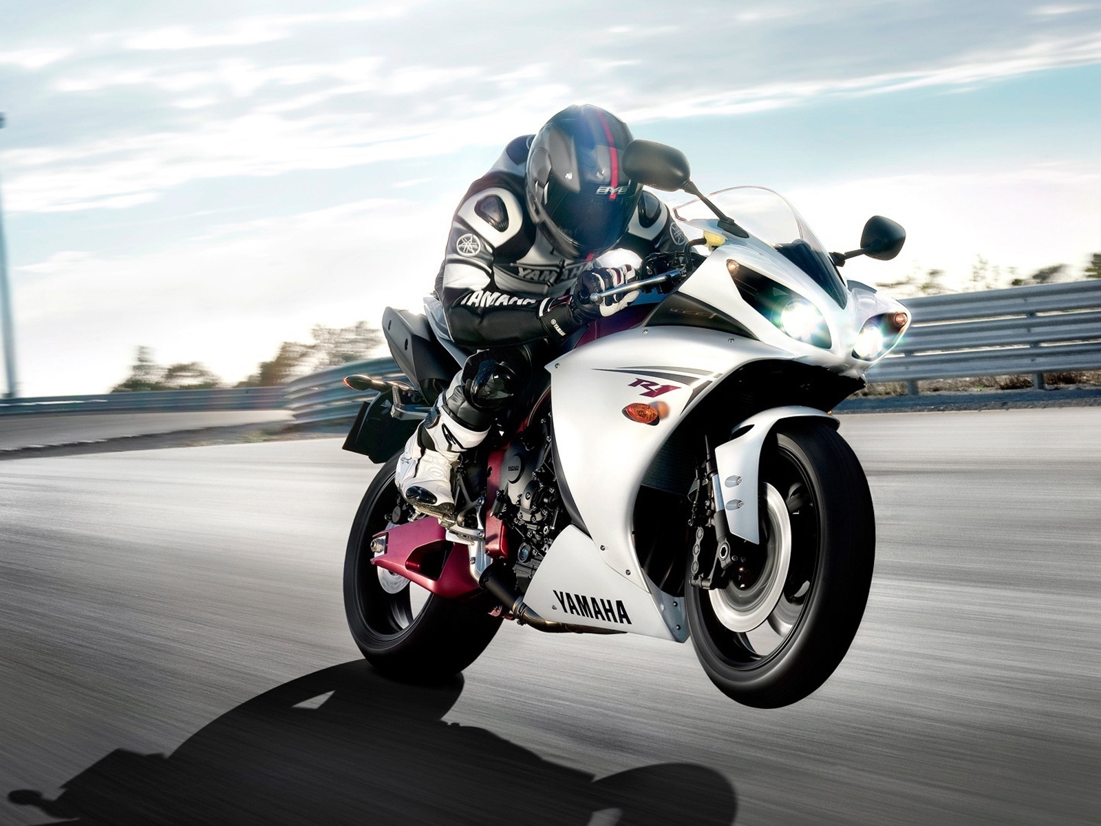 Yamaha R1 On Track for 1600 x 1200 resolution