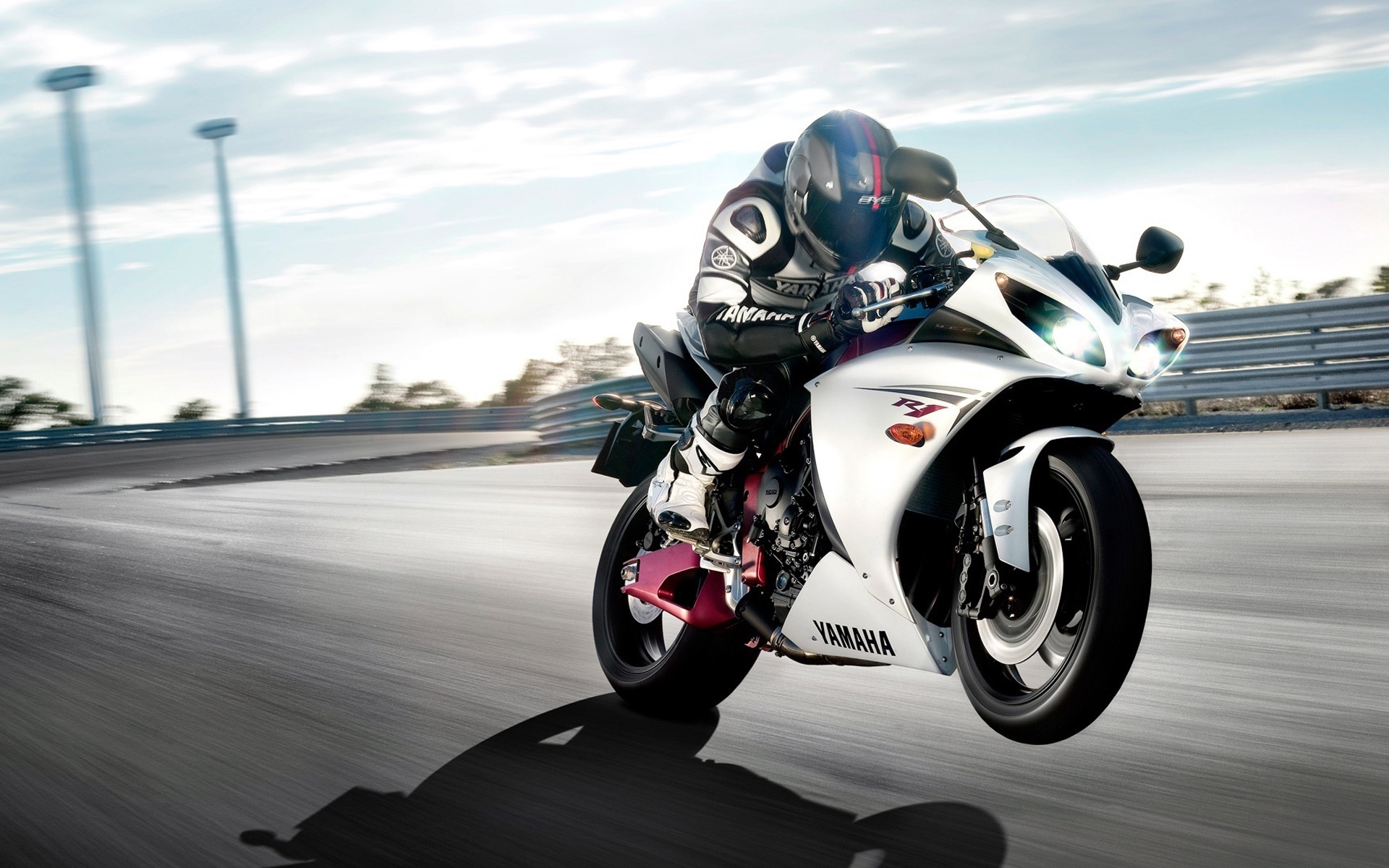 Yamaha R1 On Track for 1920 x 1200 widescreen resolution