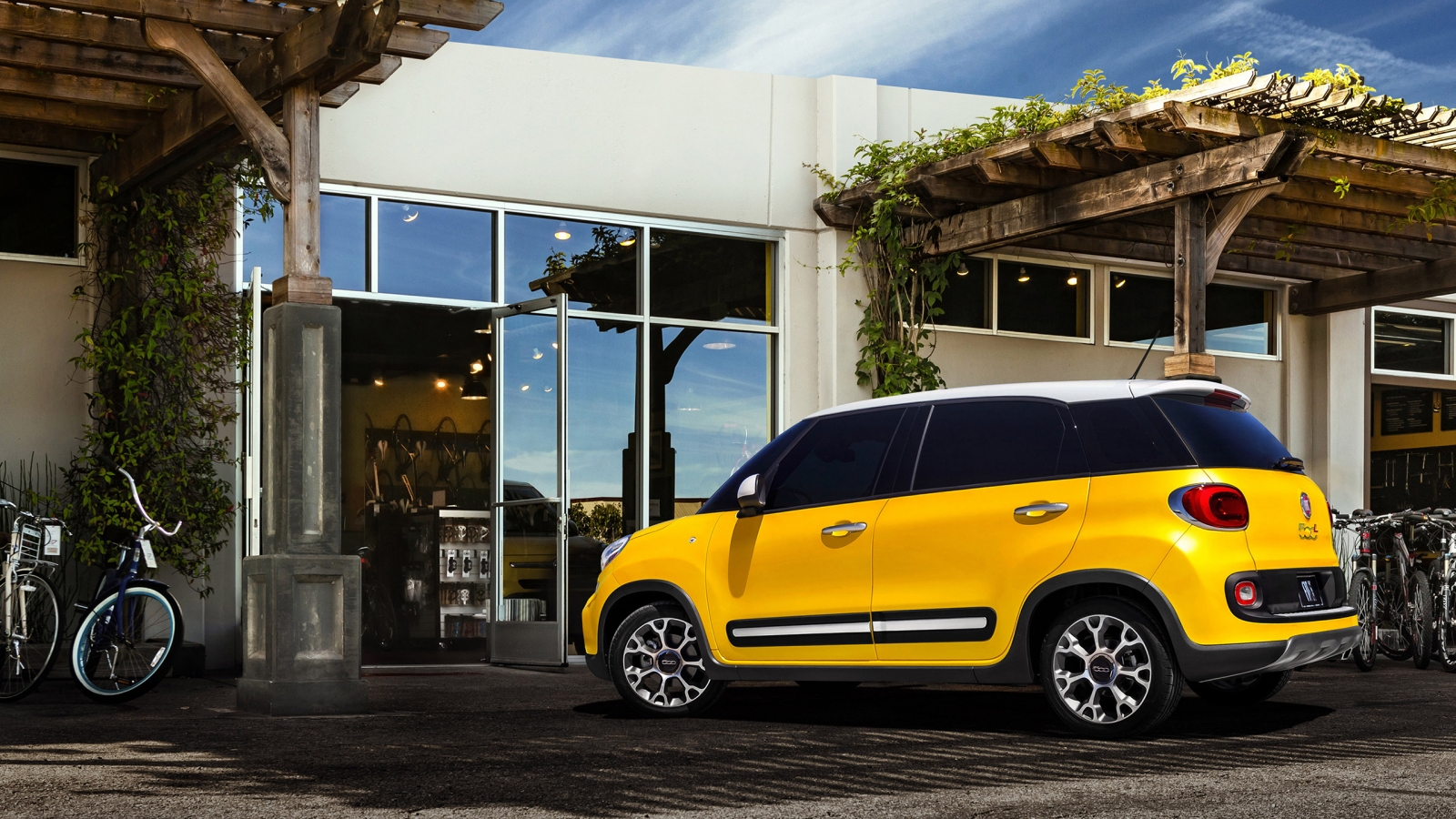 Yellow Fiat 500L for 1600 x 900 HDTV resolution
