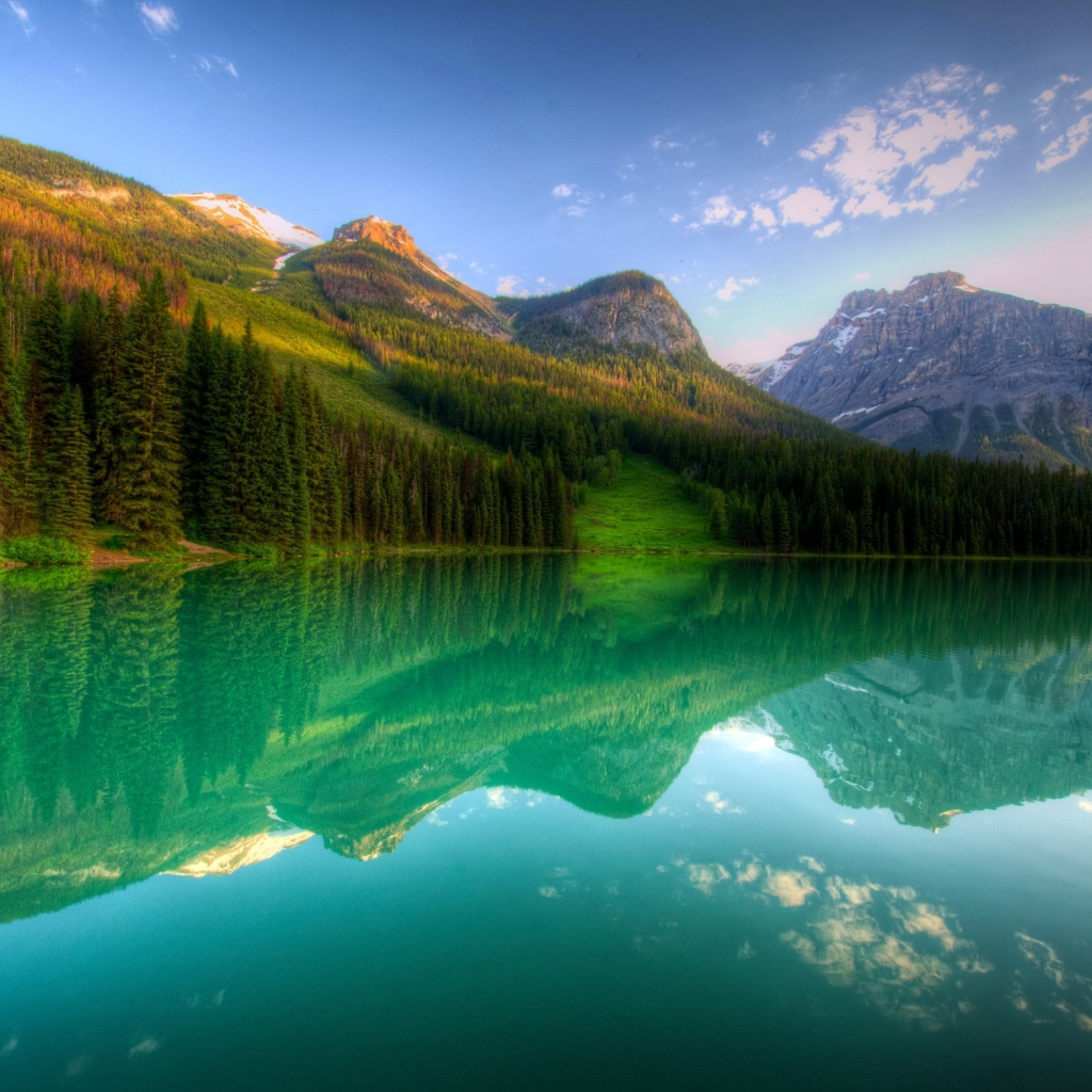 Yoho Lake Canada for 1024 x 1024 iPad resolution
