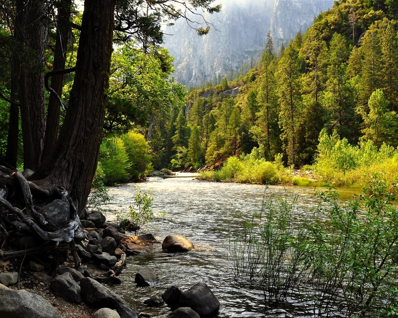 Yosemite Falls for 1280 x 1024 resolution