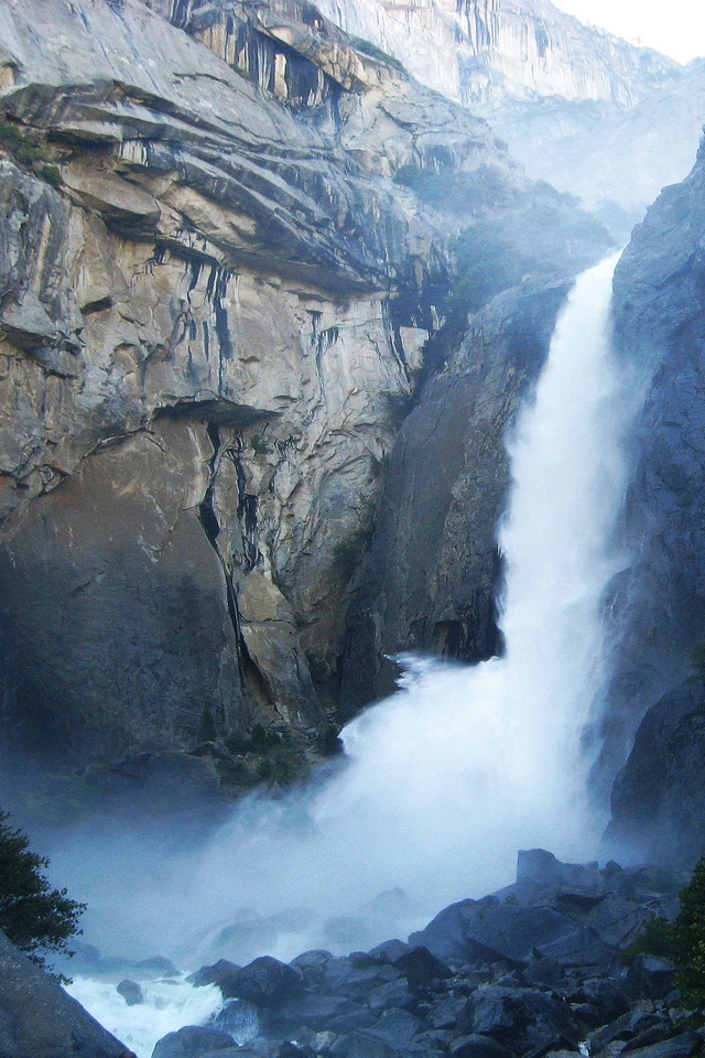 Yosemite Waterfalls for 640 x 960 iPhone 4 resolution