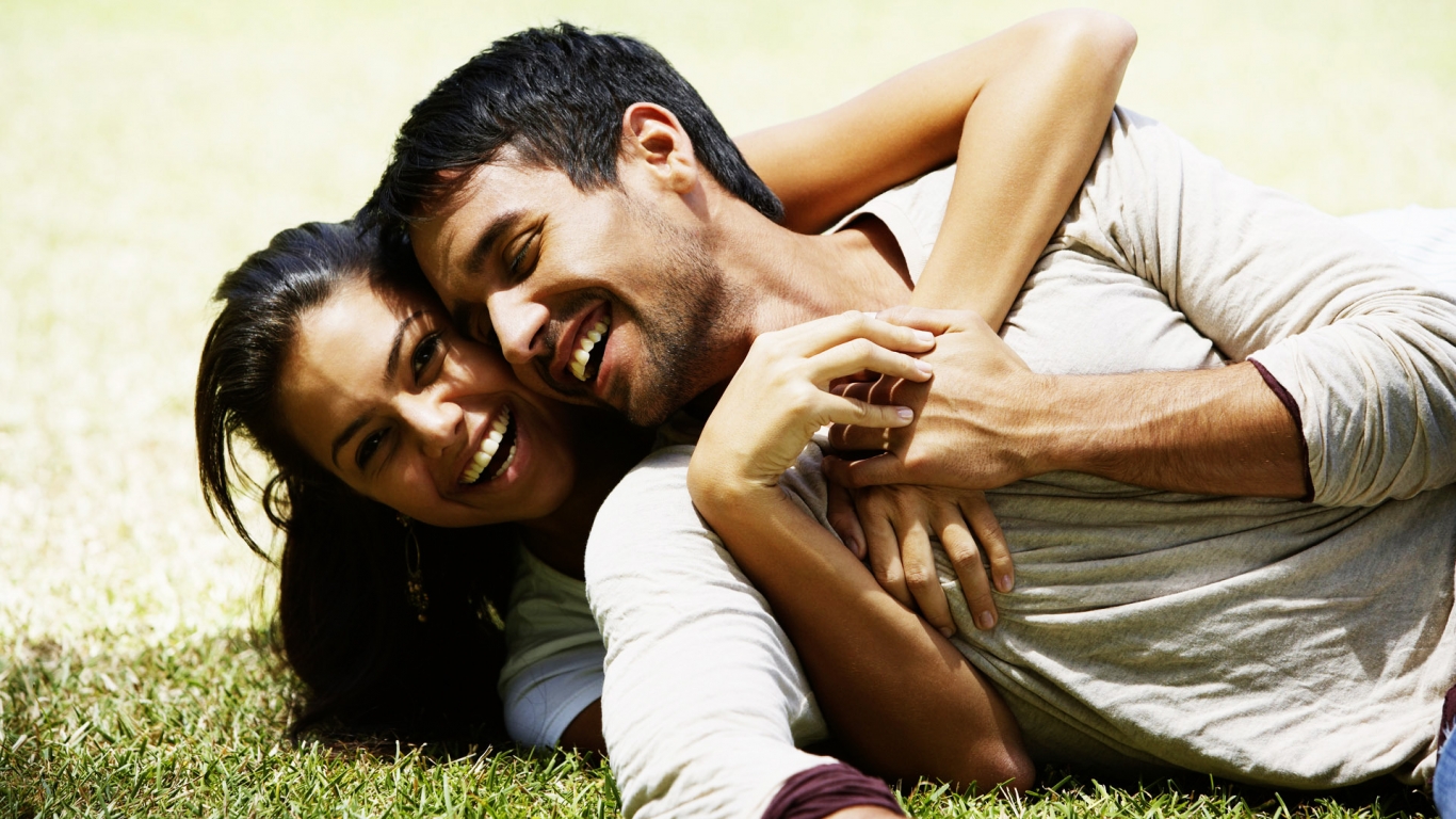Young Couple for 1366 x 768 HDTV resolution