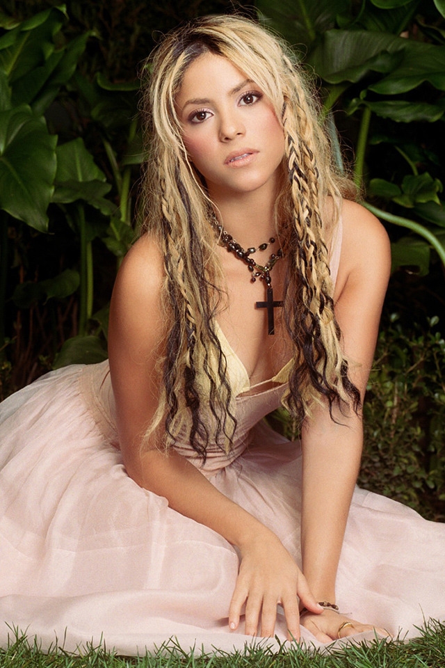 Young Shakira for 640 x 960 iPhone 4 resolution