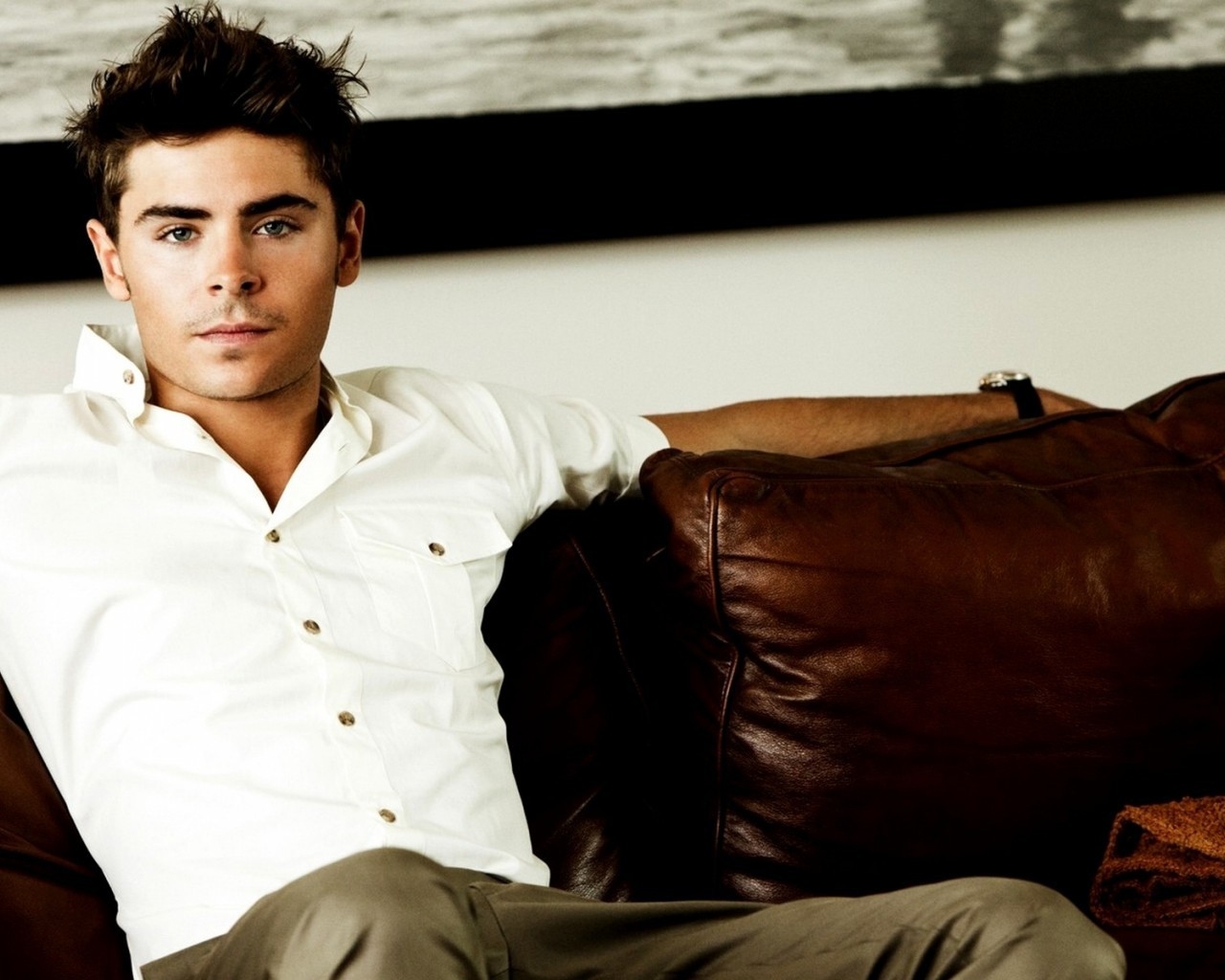 Zac Efron Cool Look for 1280 x 1024 resolution