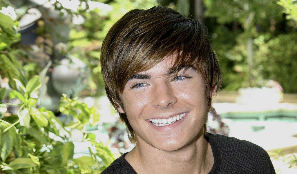 Zac Efron Smile for 1024 x 600 widescreen resolution