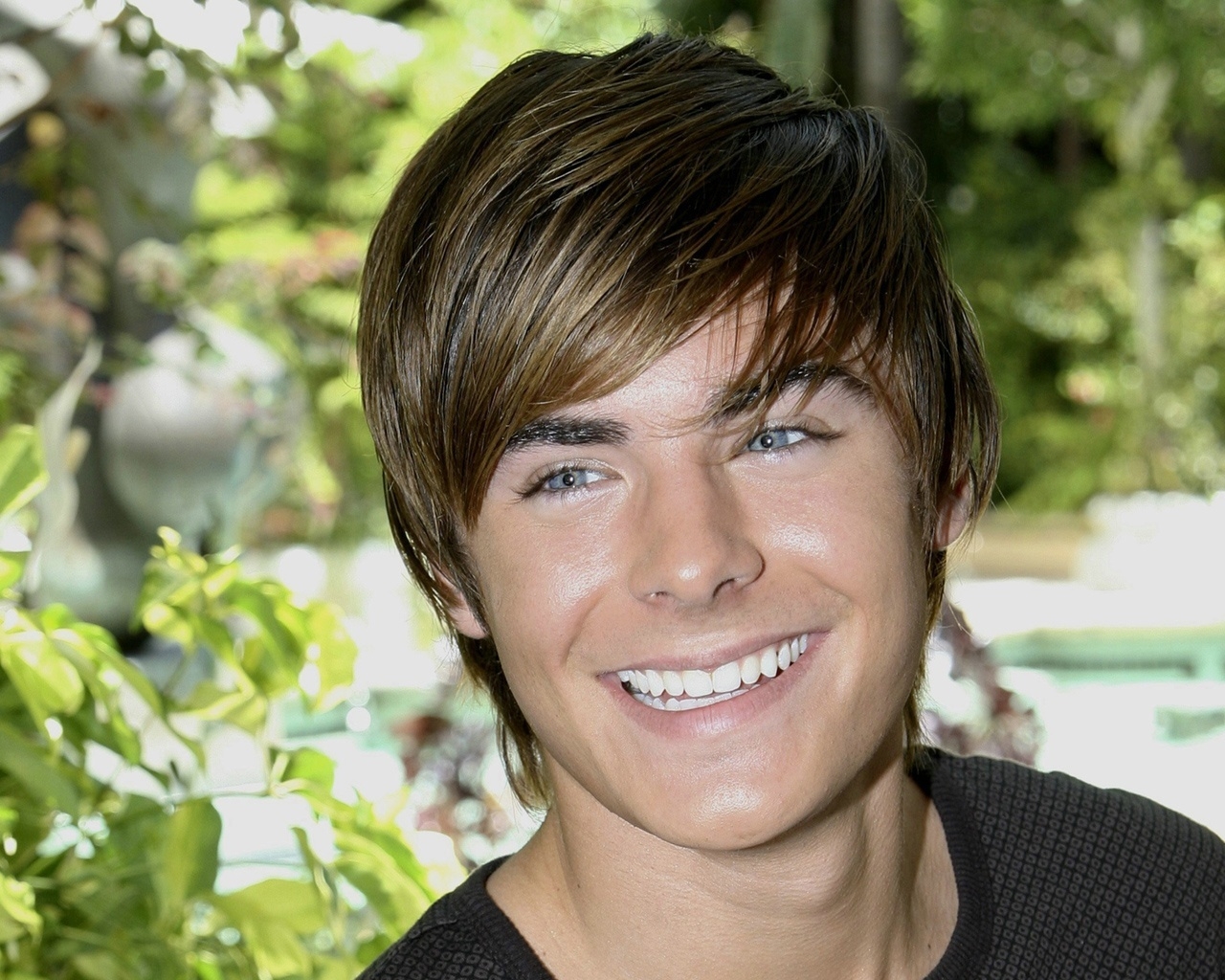 Zac Efron Smile for 1280 x 1024 resolution