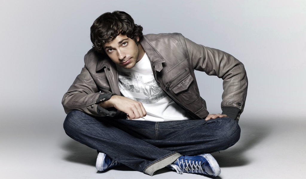 Zachary Levi Looking up for 1024 x 600 widescreen resolution