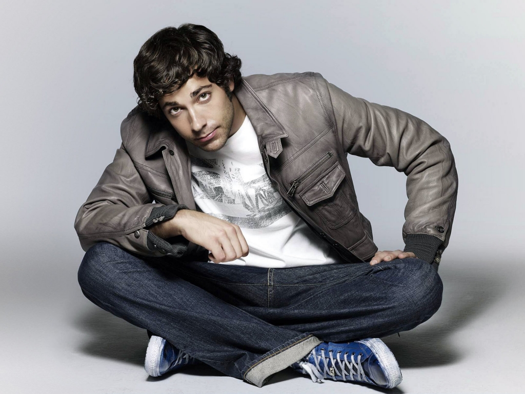 Zachary Levi Looking up for 1024 x 768 resolution