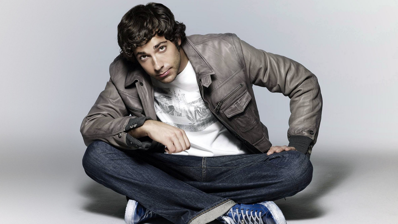 Zachary Levi Looking up for 1280 x 720 HDTV 720p resolution