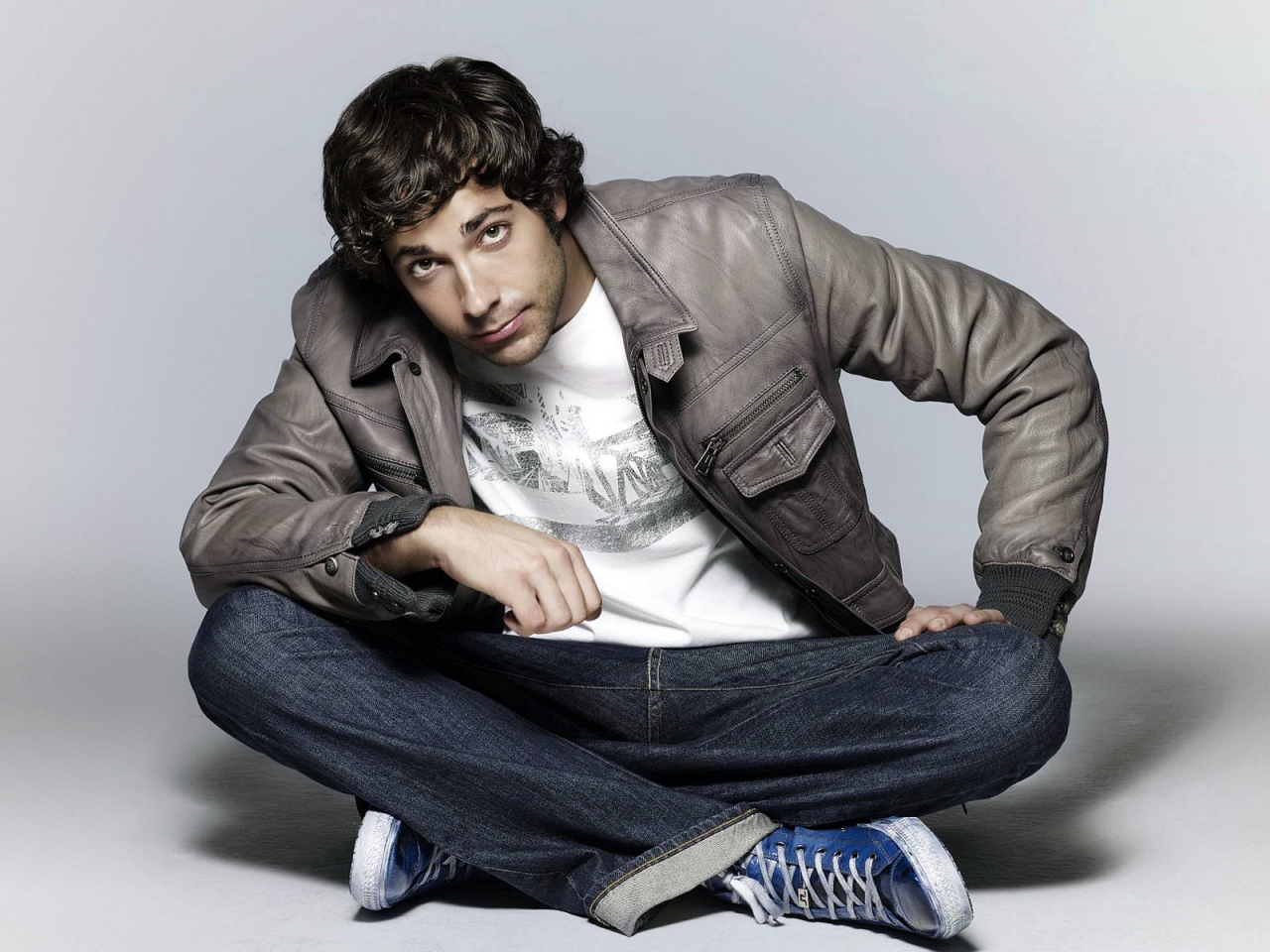 Zachary Levi Looking up for 1280 x 960 resolution