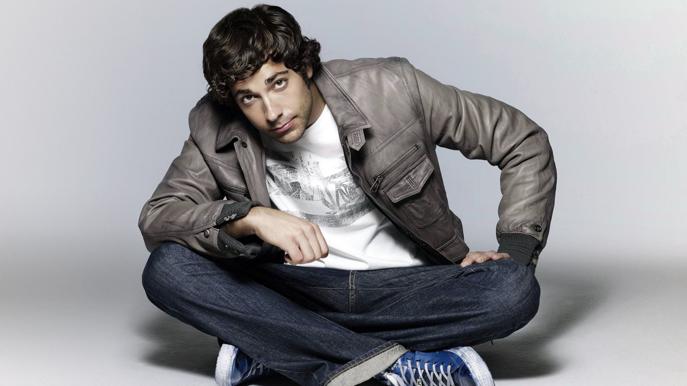 Zachary Levi Looking up for 1366 x 768 HDTV resolution