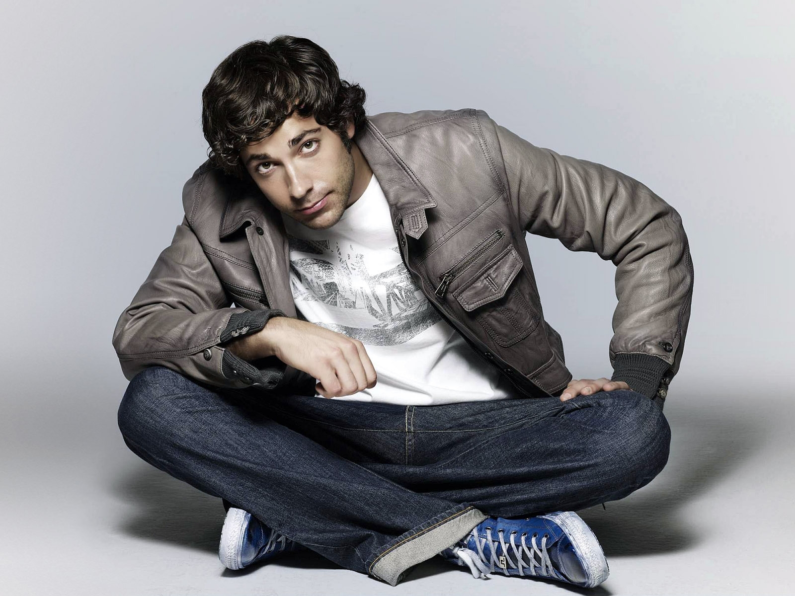 Zachary Levi Looking up for 1600 x 1200 resolution